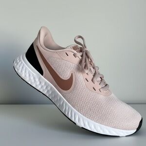 Nike Women's Revolution 5   Barely Rose Size 7.5